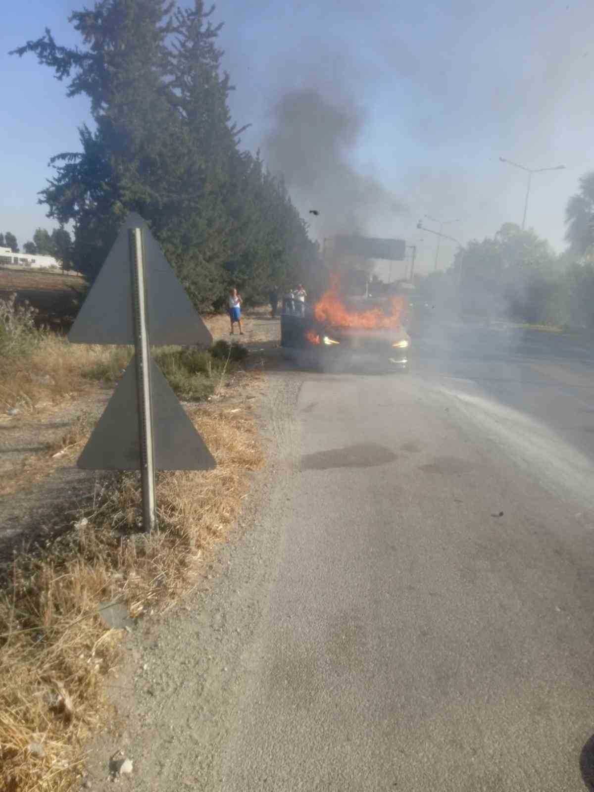 Antakya’da otomobil alev alev yandı
