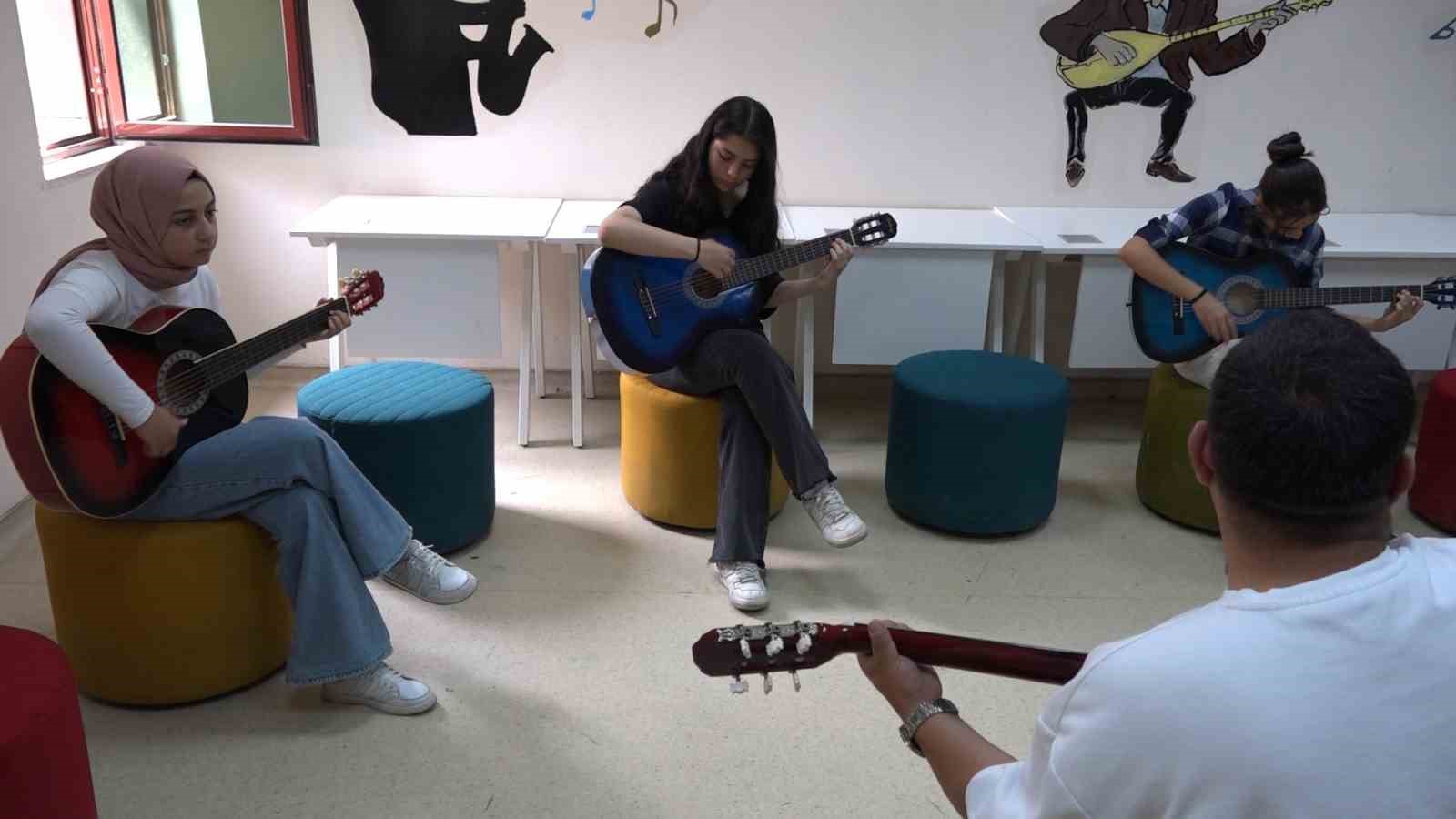 Tatvan Gençlik Merkezi’ndeki gitar kursu yoğun ilgi görüyor
