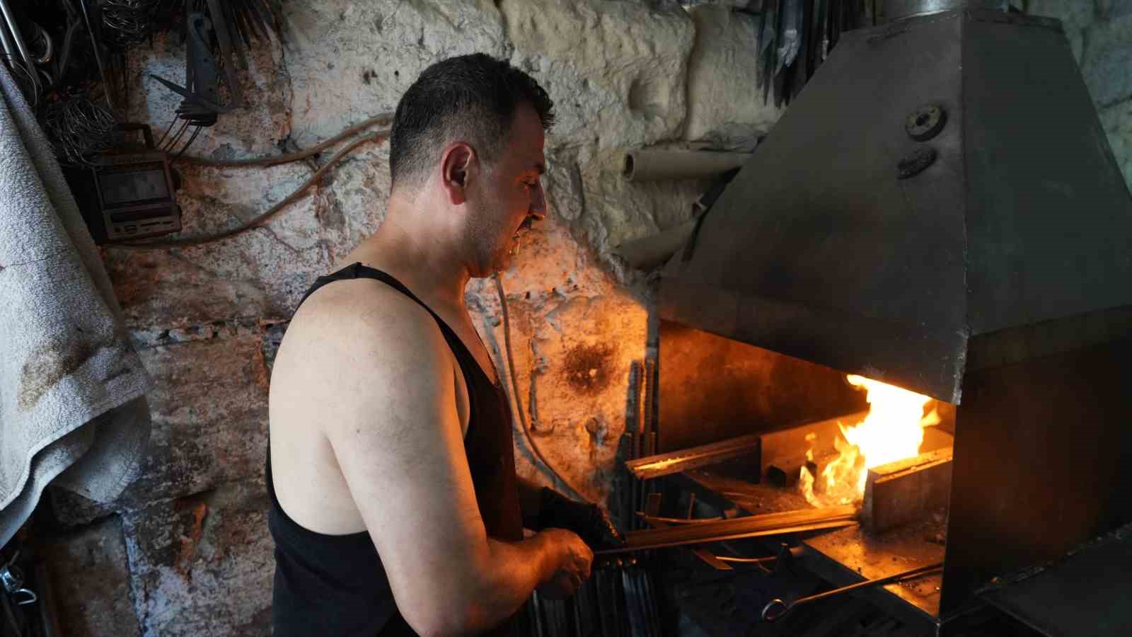 100 derecelik ateşin karşısında demir dövüyor
