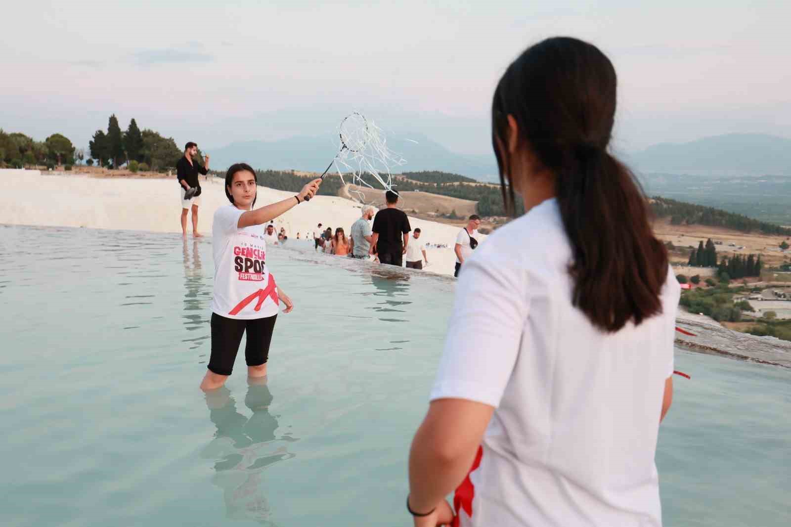 Travertenler üzerinde badminton oynadılar
