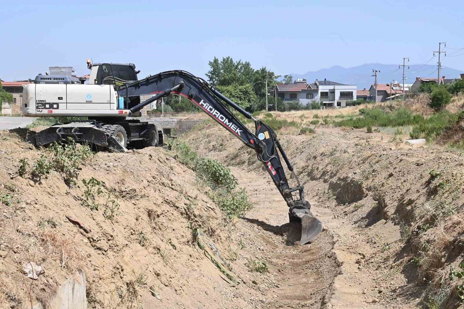 Ergenekon Mahallesinde dere yatağı temizleniyor
