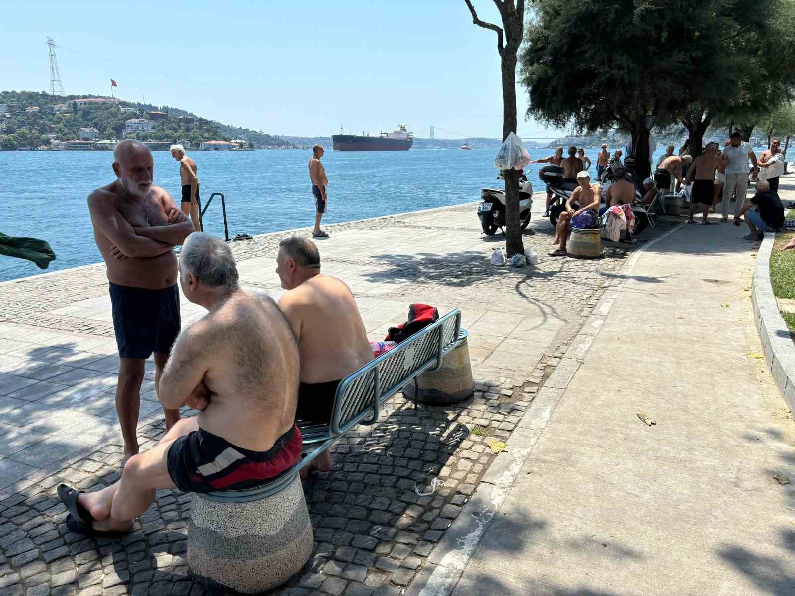 İstanbullular sıcak havada Boğaz’ın sularında serinledi
