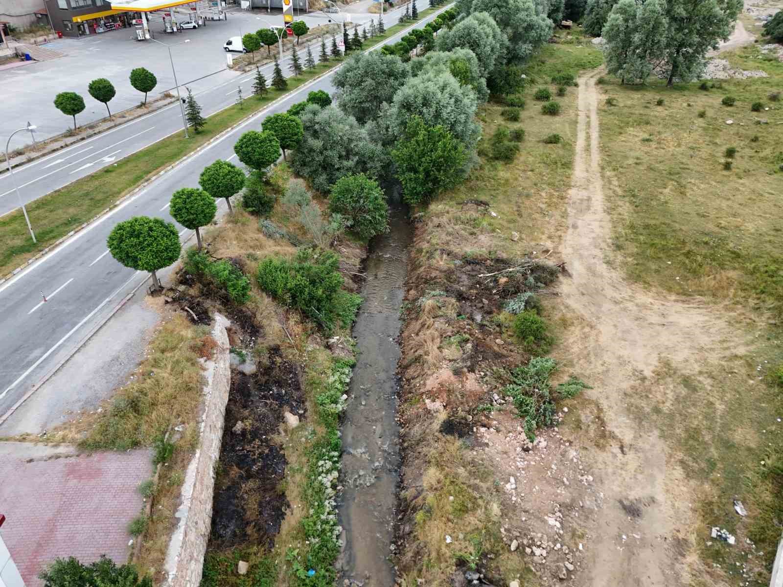 Akdağmadeni’nde dere yatakları temizleniyor
