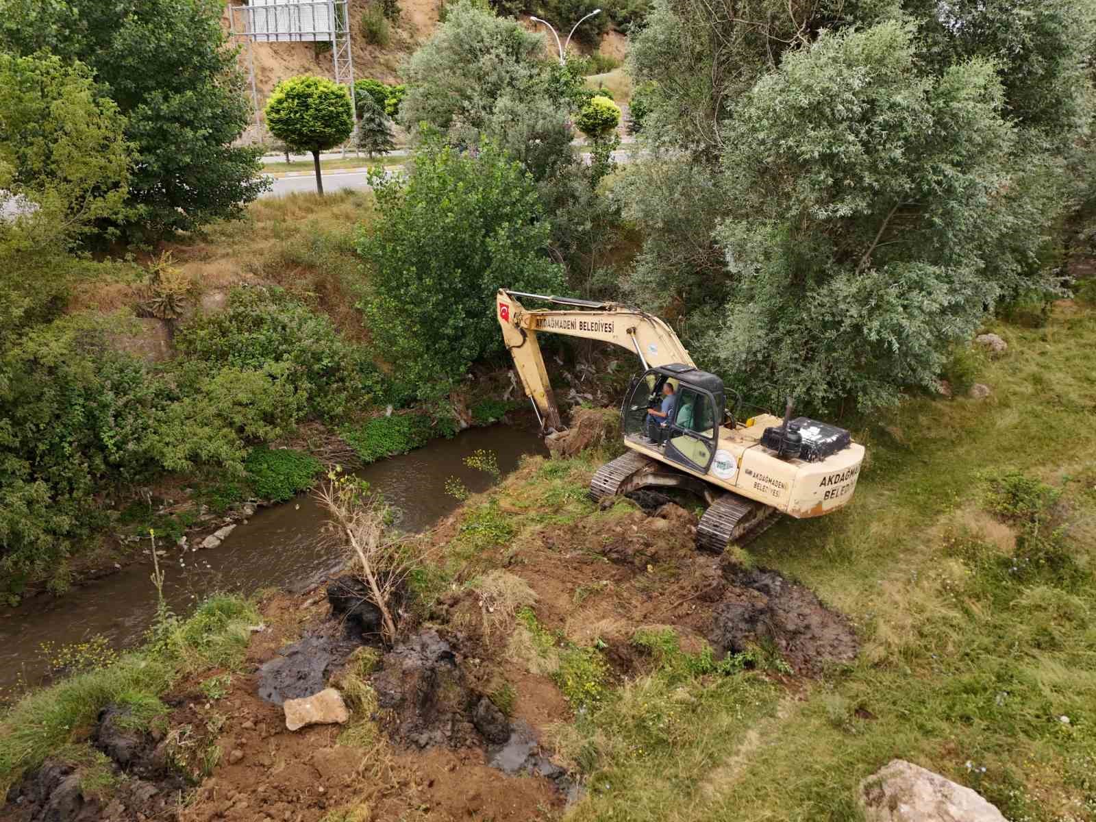 Akdağmadeni’nde dere yatakları temizleniyor
