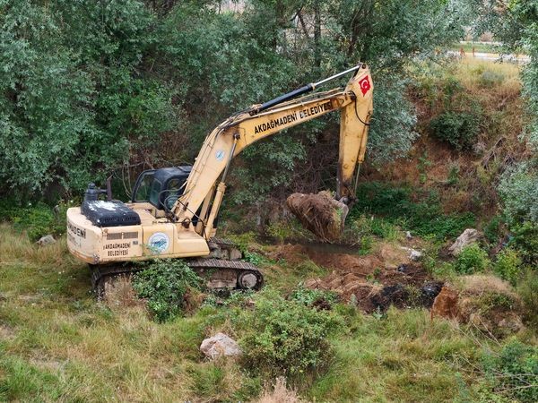 Akdağmadeni’nde dere yatakları temizleniyor
