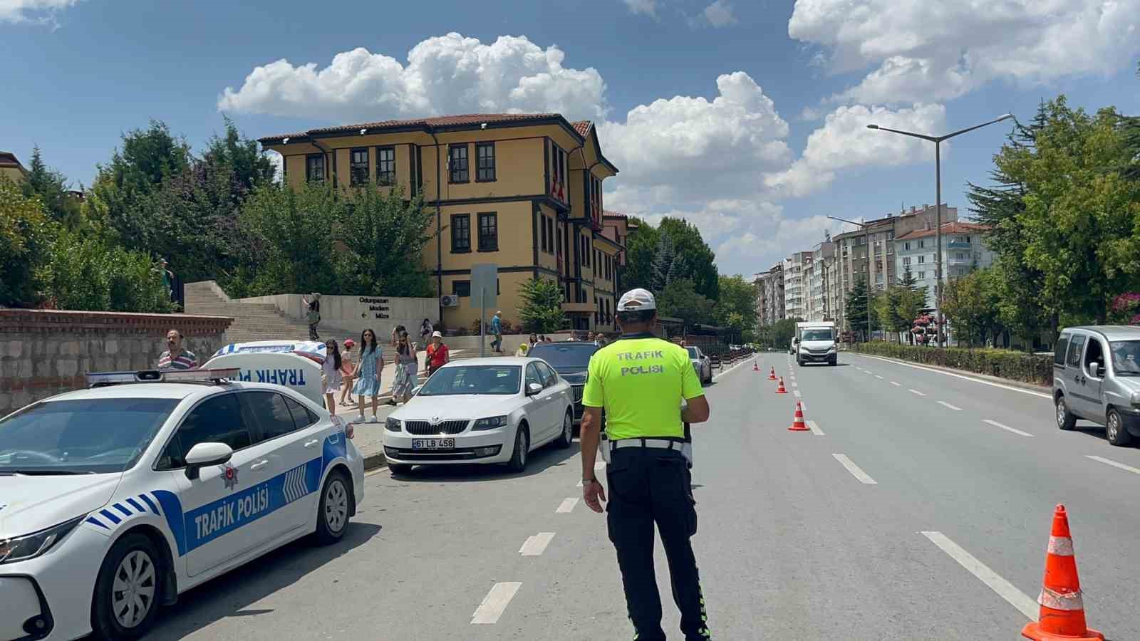 Trafik denetimlerinde kimi polisin üzerine sürdü kimi de ceza ile poz verdi
