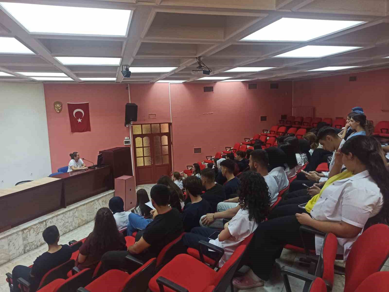 Aydın Devlet Hastanesi’nde stajyer öğrencilere oryantasyon eğitimi verildi
