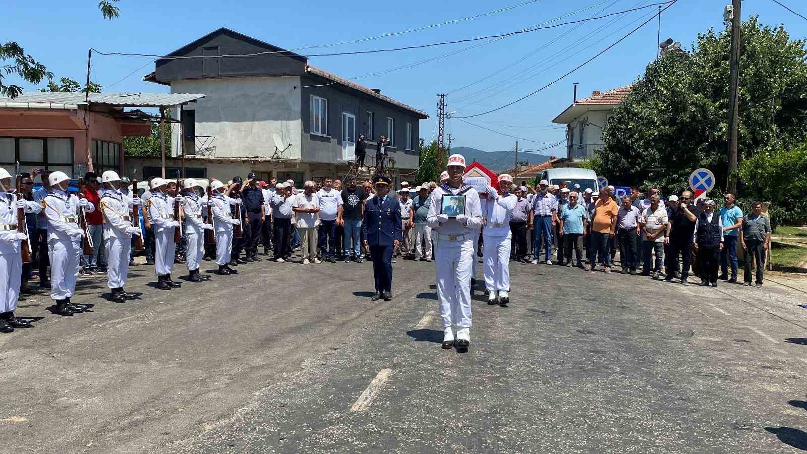 Trafik kazasında hayatını kaybeden Kıbrıs gazisi toprağa verildi
