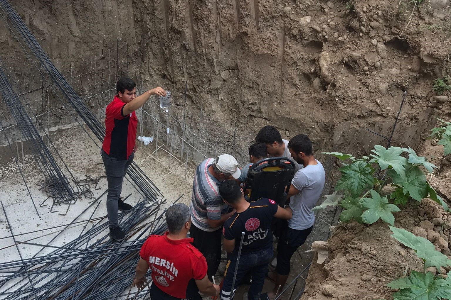 Temel kuyusunu düşen inşaat işçisinin kasığına demir saplandı
