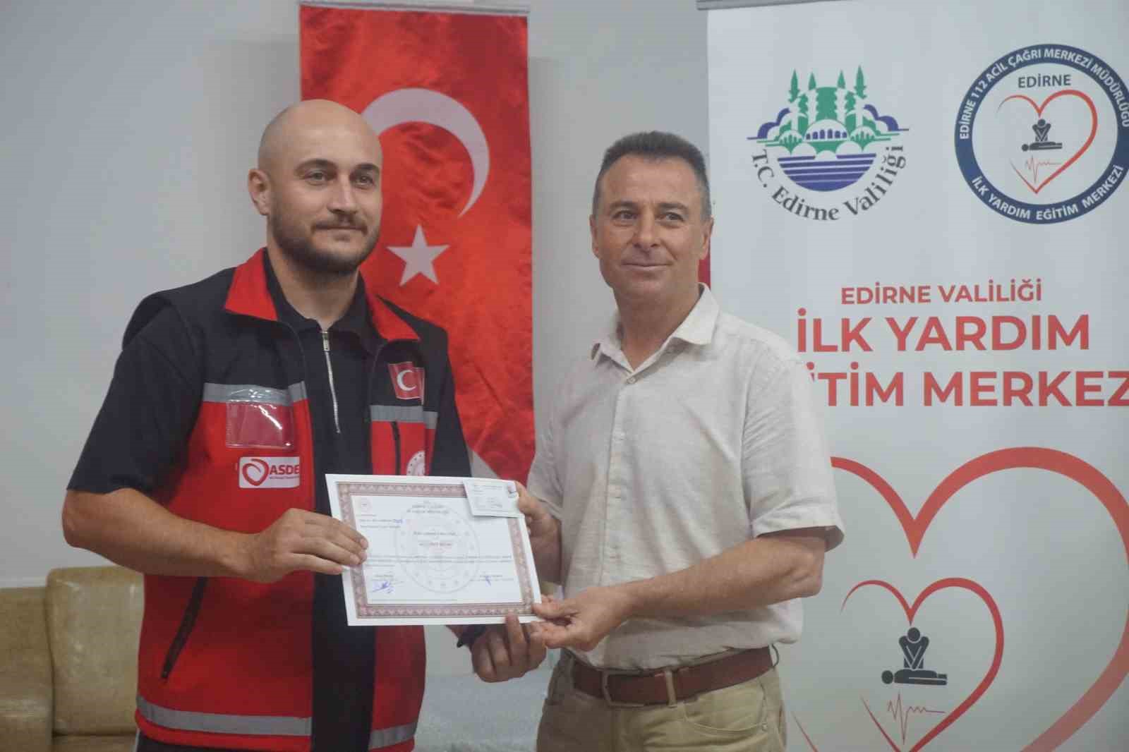 Edirne’de gönüllü ilk yardımcılar sertifikalarını aldı
