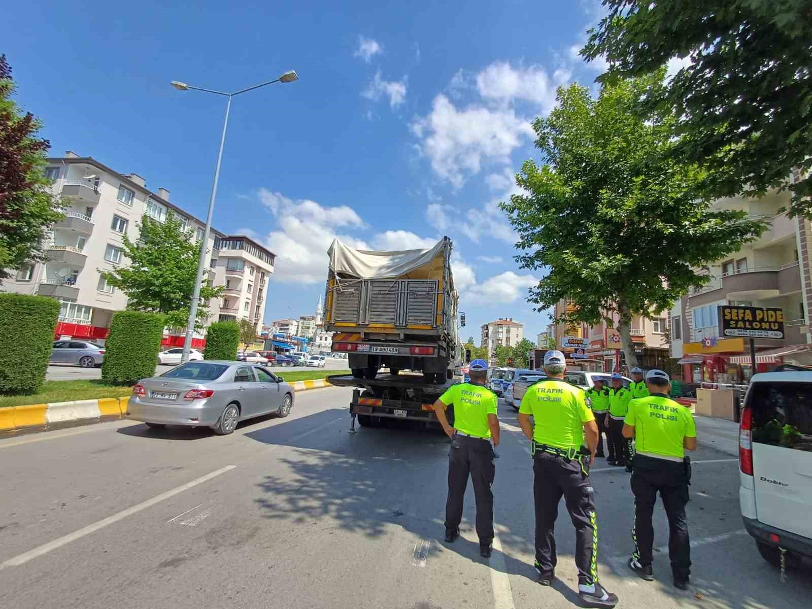 Çorum Belediyesi’nden kamyon üzerinde satışa izin yok
