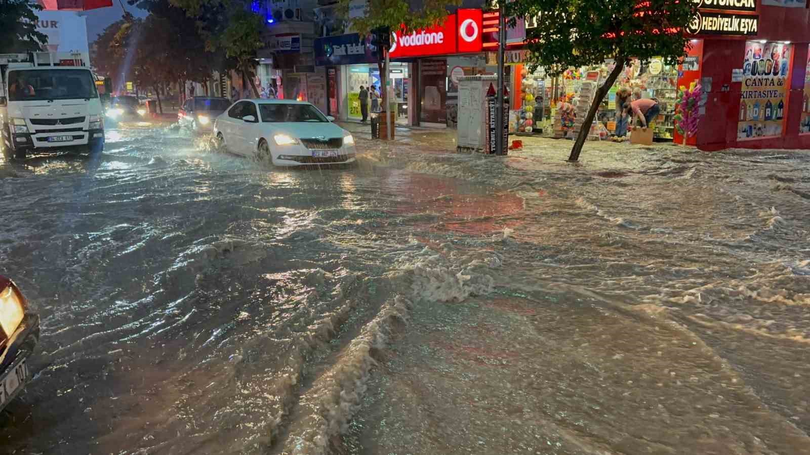 Elazığ’da sağanak etkili oldu, yollar göle döndü
