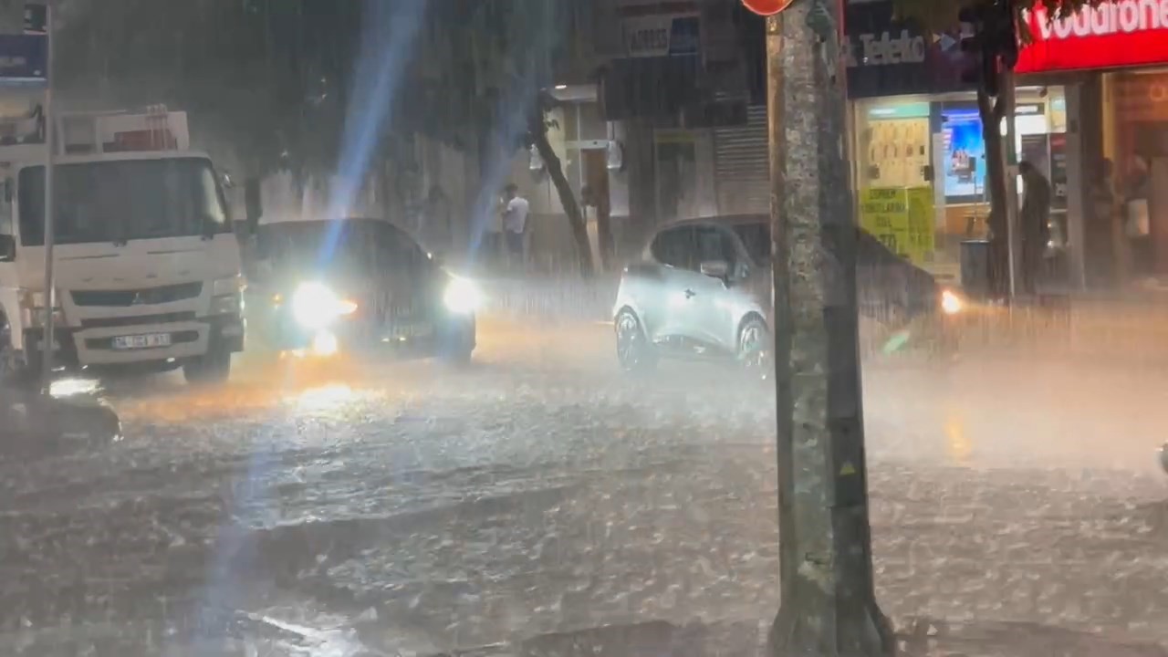 Elazığ’da sağanak etkili oldu, yollar göle döndü
