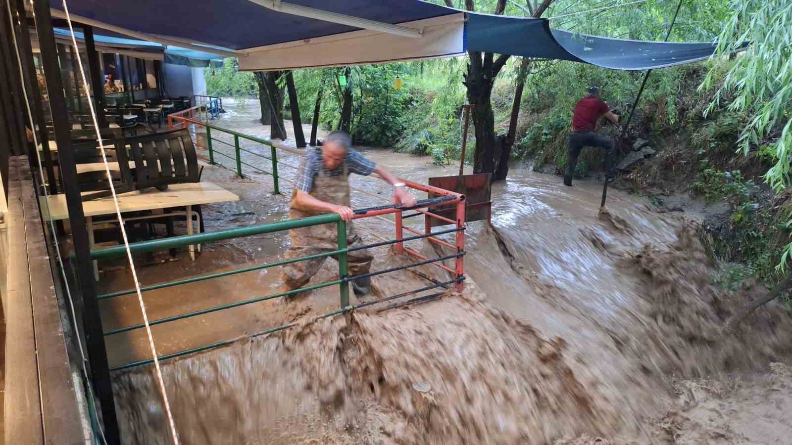 Erzincan’ın turizm beldesi Çağlayan’ı sel vurdu
