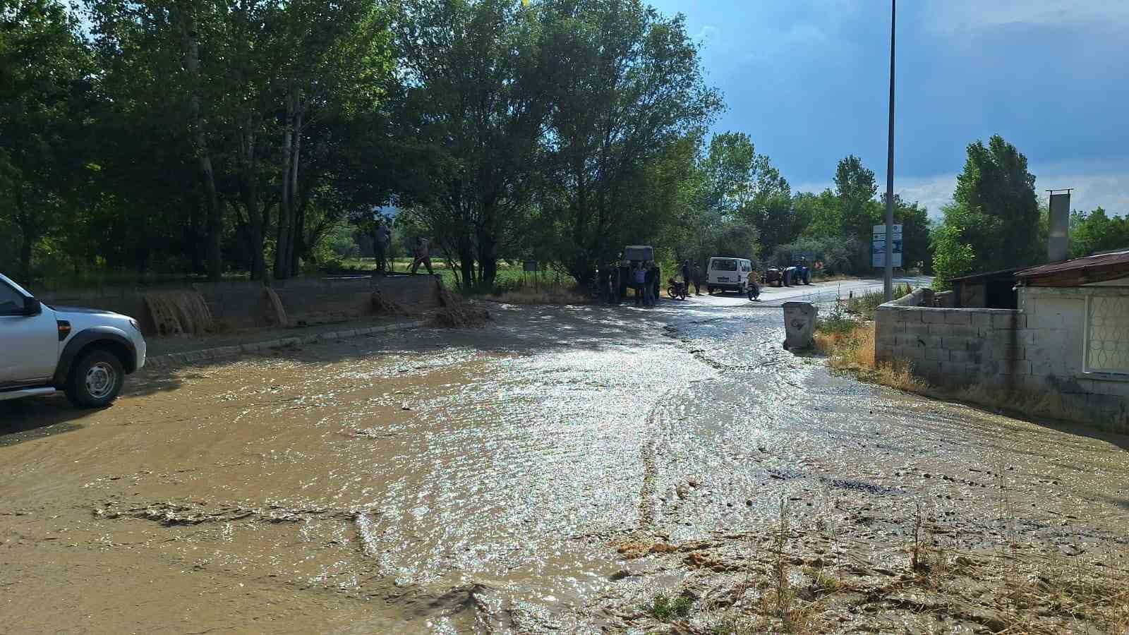 Erzincan’ın turizm beldesi Çağlayan’ı sel vurdu
