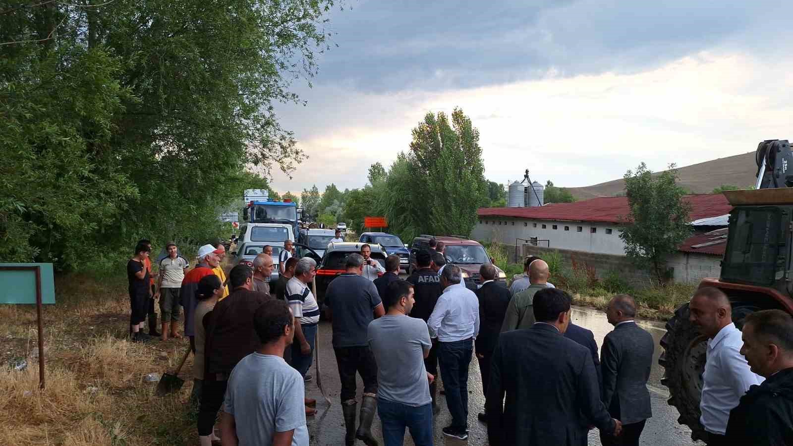 Erzincan’ın turizm beldesi Çağlayan’ı sel vurdu
