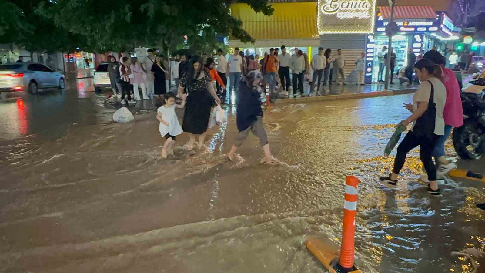 Elazığ’da sağanak sonrası iş yerlerini su bastı
