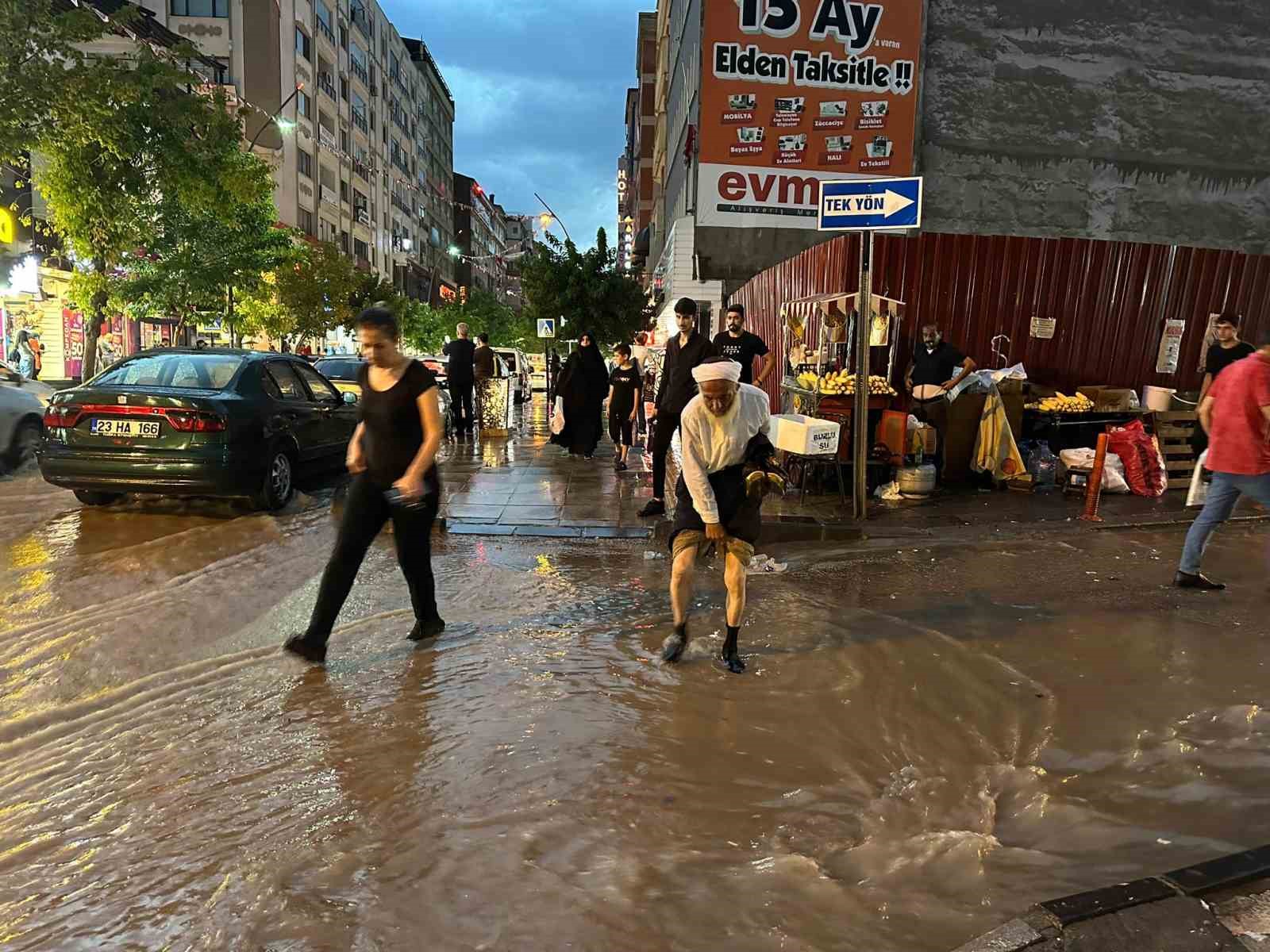 Elazığ’da sağanak sonrası iş yerlerini su bastı
