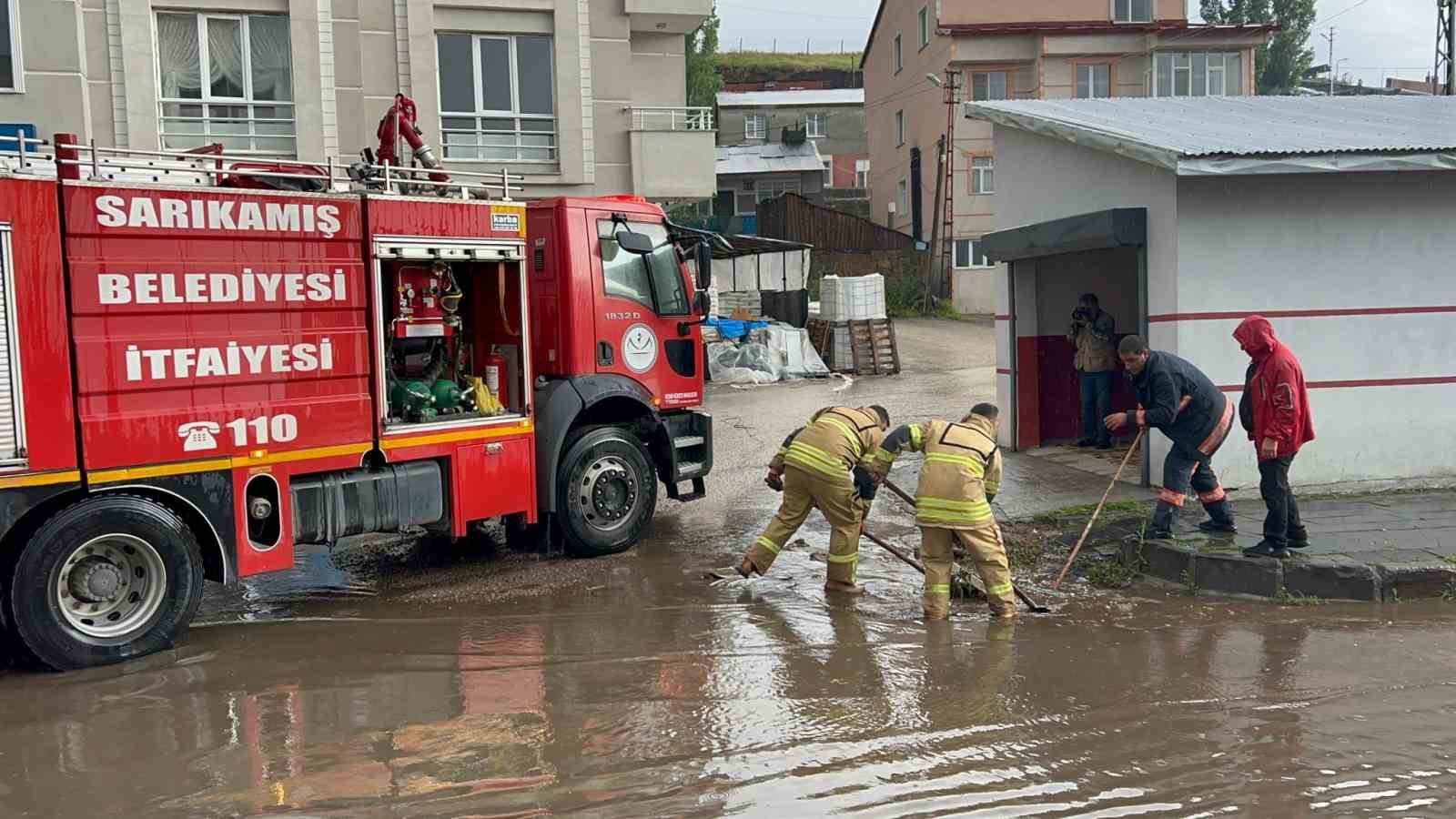 Sarıkamış’ta sağanak yağış hayatı olumsuz etkiledi
