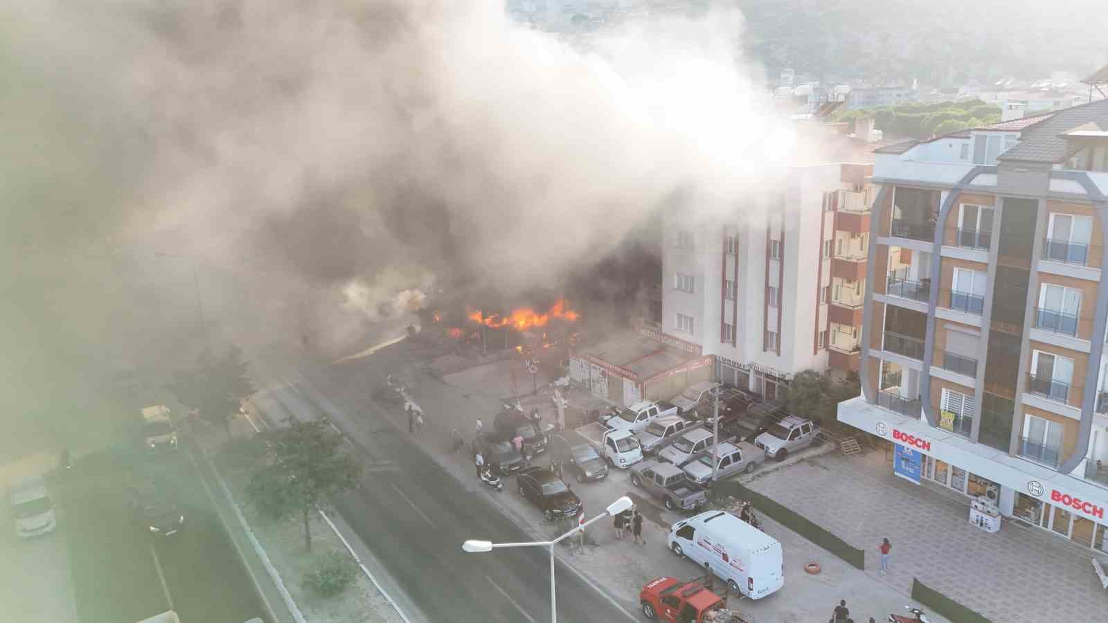 Milas’ta çıkan yangında iş yeri küle döndü
