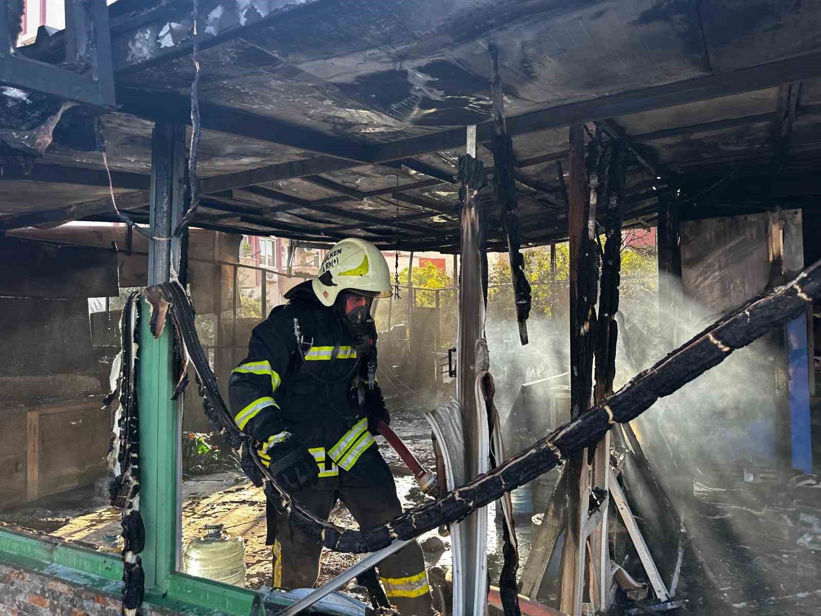 Milas’ta çıkan yangında iş yeri küle döndü
