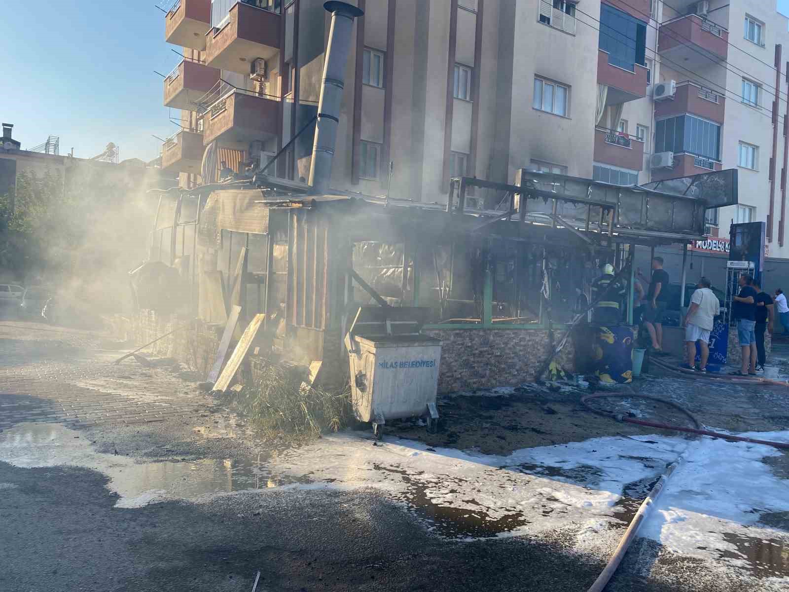 Milas’ta çıkan yangında iş yeri küle döndü
