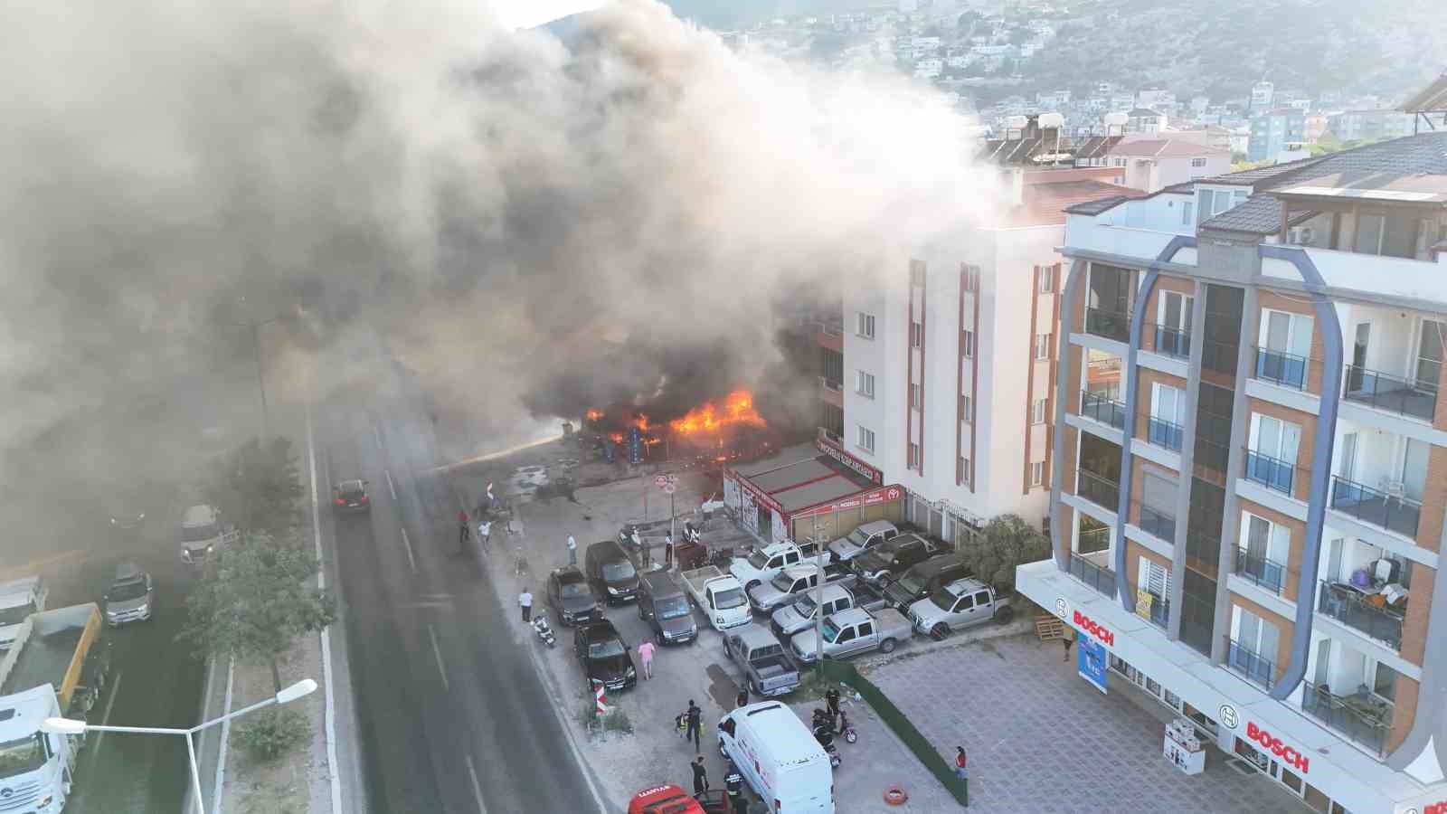 Milas’ta çıkan yangında iş yeri küle döndü
