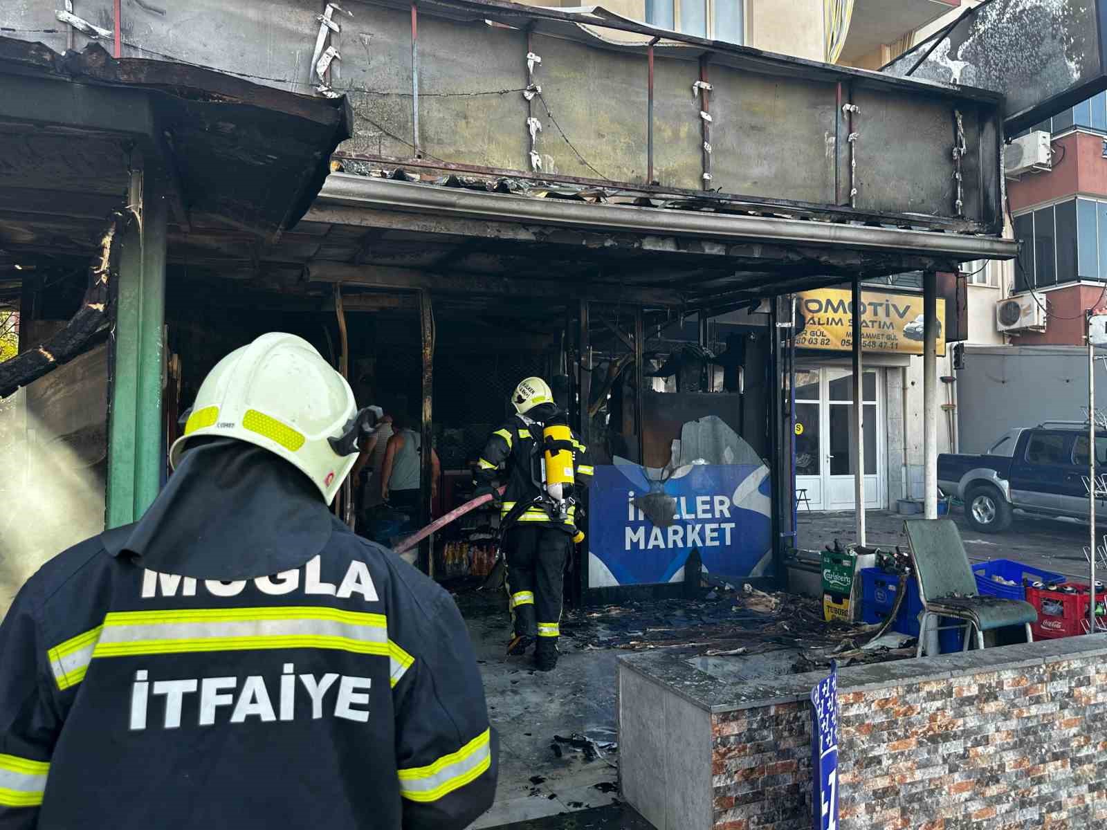 Milas’ta çıkan yangında iş yeri küle döndü
