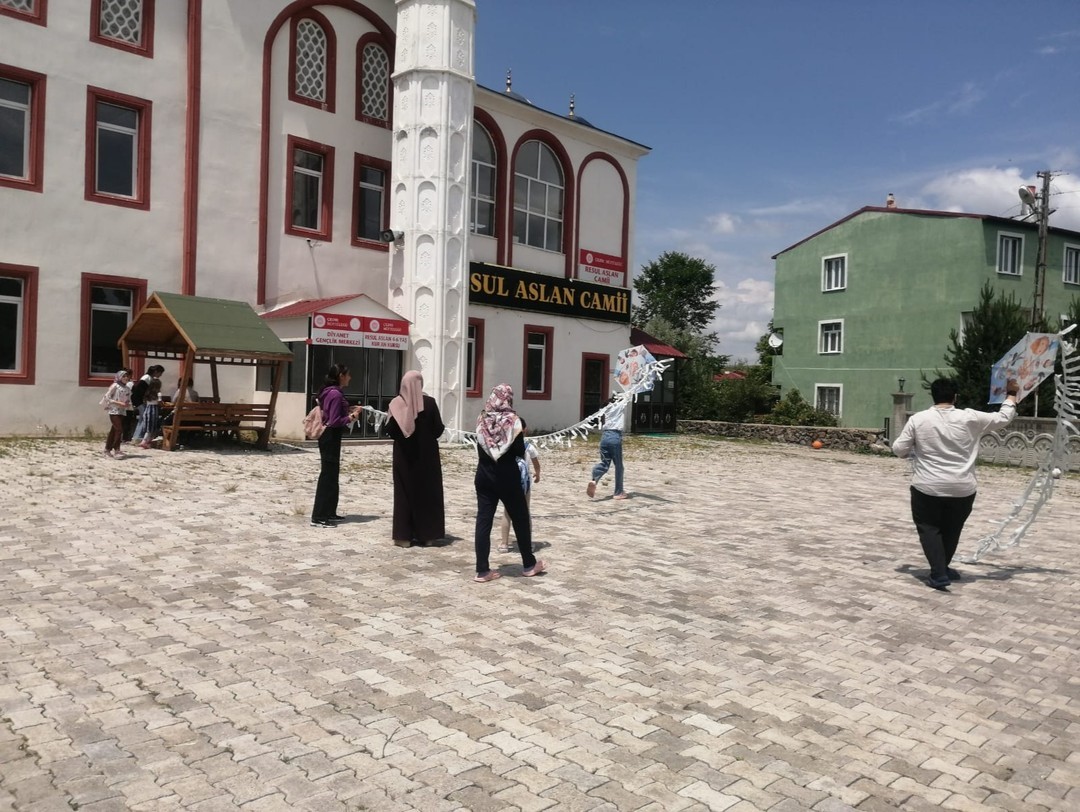 Resul Aslan Camii Yaz Kur’an Kursunda Uçurtma Şenliği
