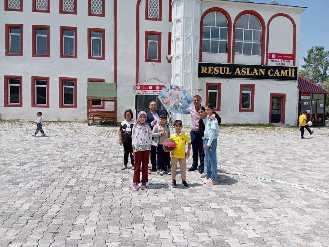 Resul Aslan Camii Yaz Kur’an Kursunda Uçurtma Şenliği
