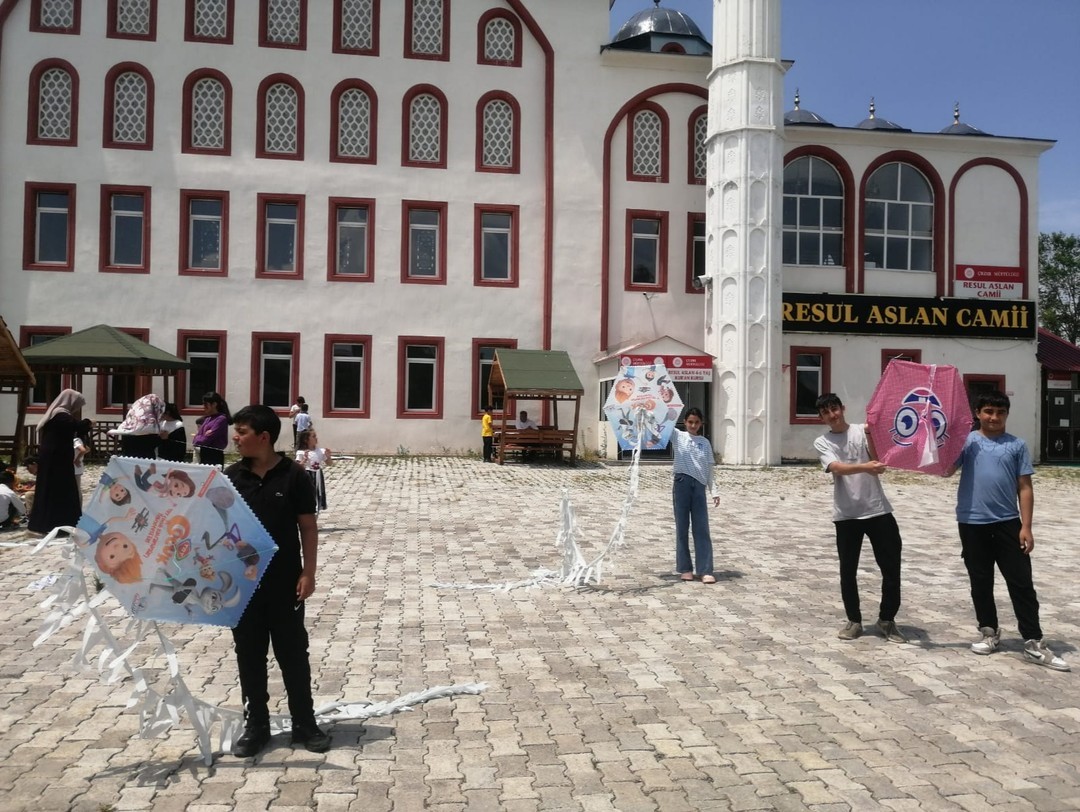 Resul Aslan Camii Yaz Kur’an Kursunda Uçurtma Şenliği
