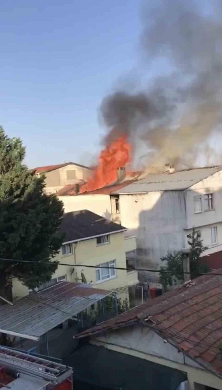 Pendik’te 4 katlı binanın çatısı alevlere teslim oldu
