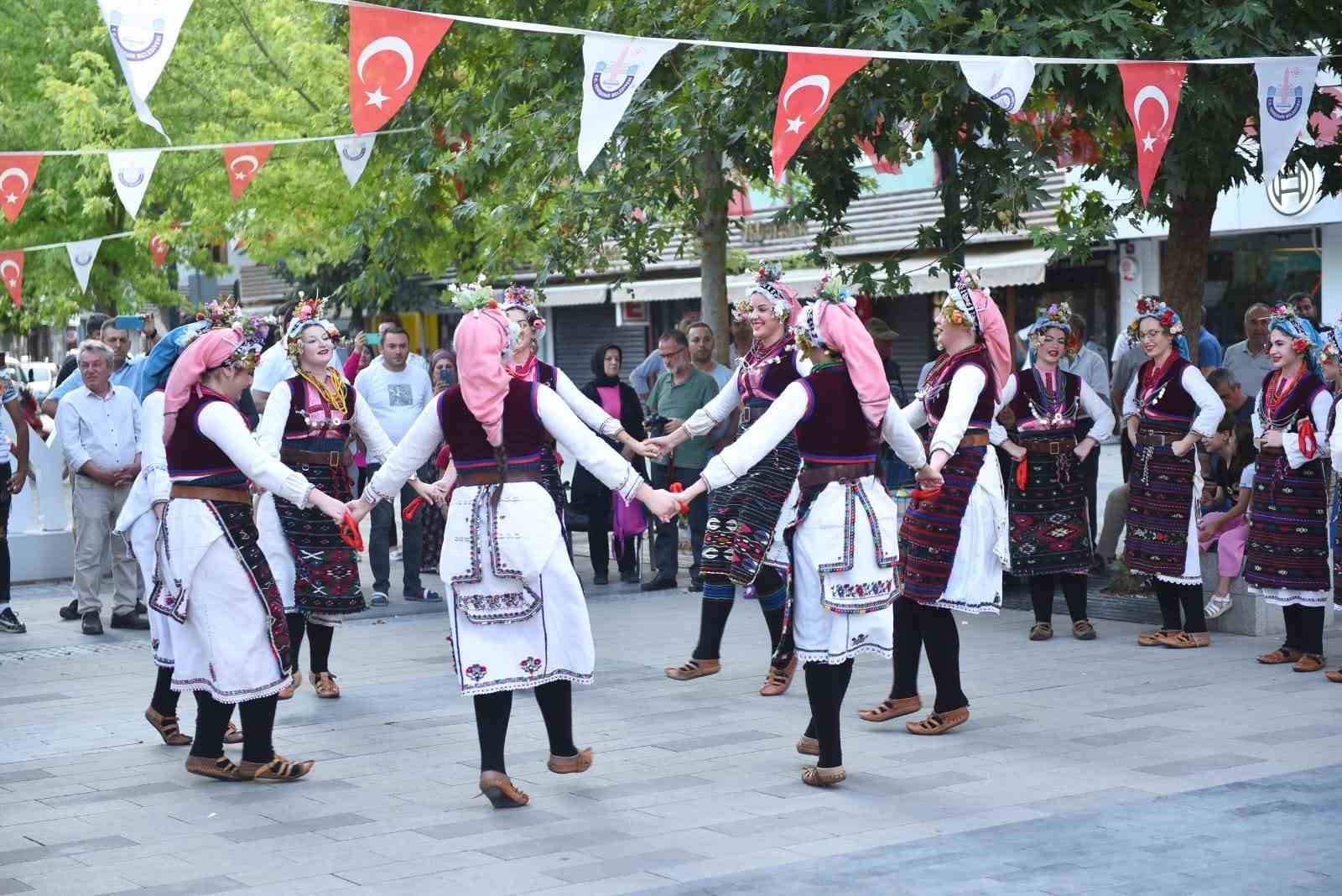 Letonyalı ve Makedon dansçılar Yenişehir’de sahne aldı
