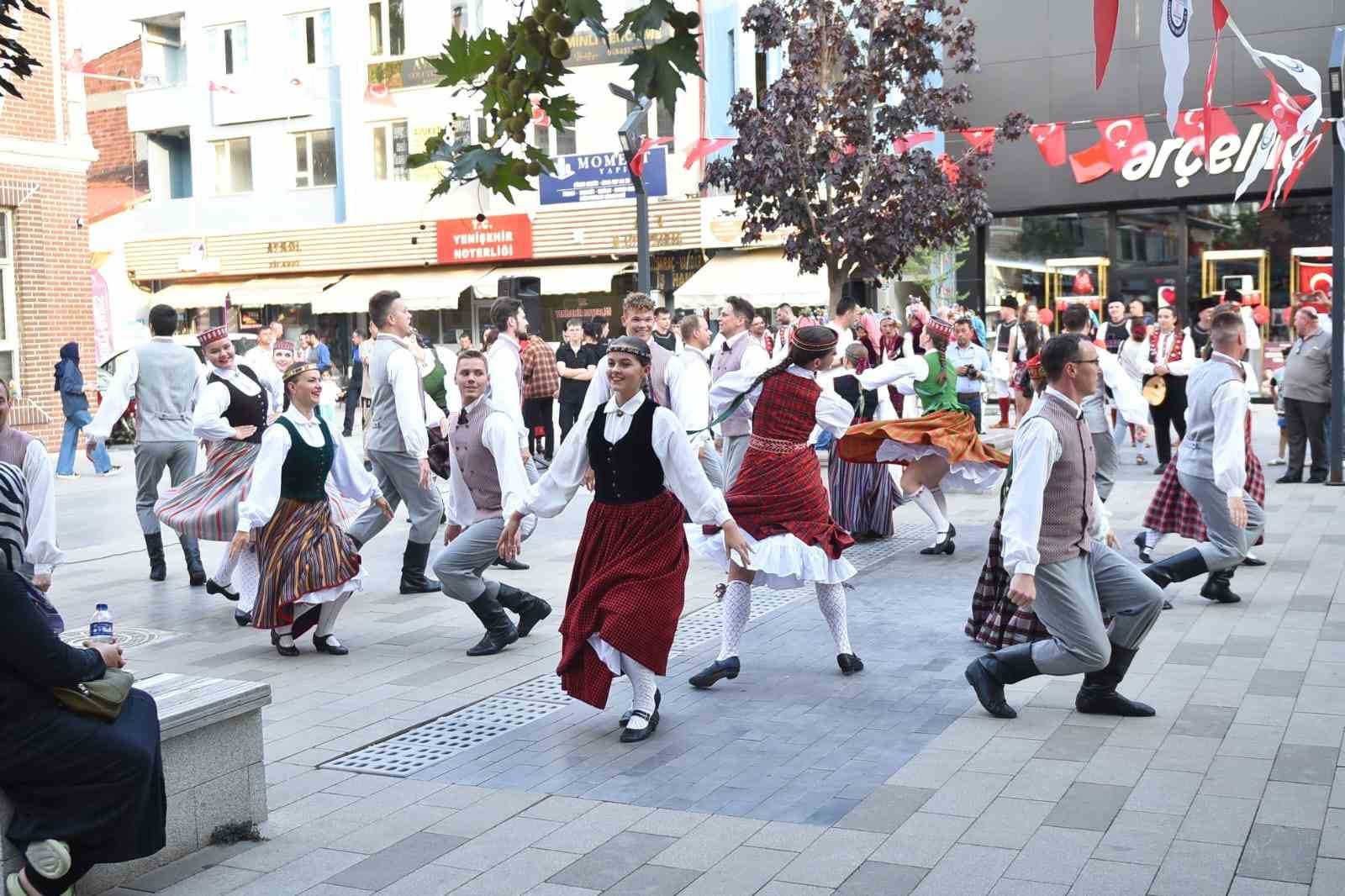 Letonyalı ve Makedon dansçılar Yenişehir’de sahne aldı
