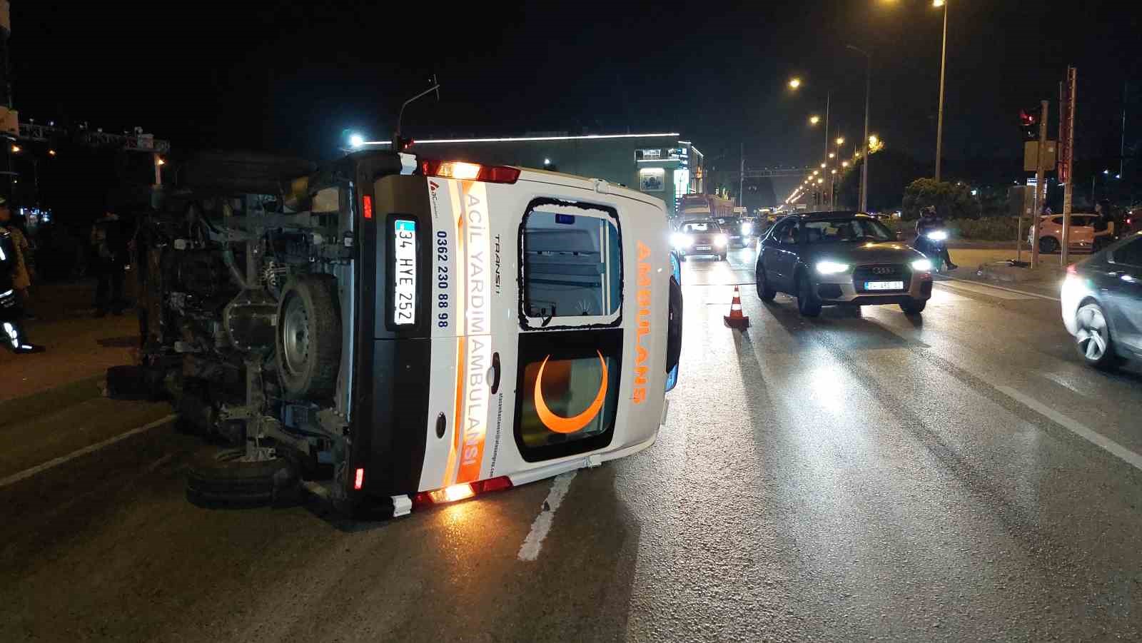 Samsun’da otomobil ile ambulans çarpıştı: 3 yaralı
