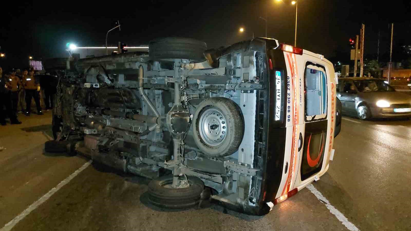 Samsun’da otomobil ile ambulans çarpıştı: 3 yaralı
