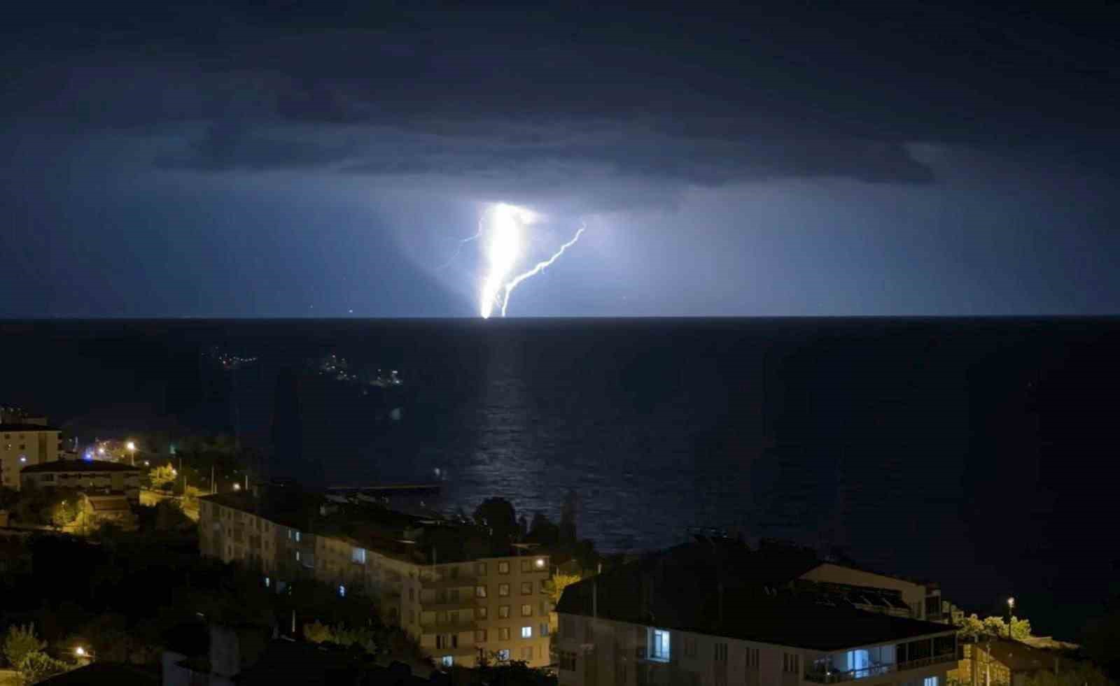 Van Gölü üzerinde çakan şimşeklerden görsel şölen
