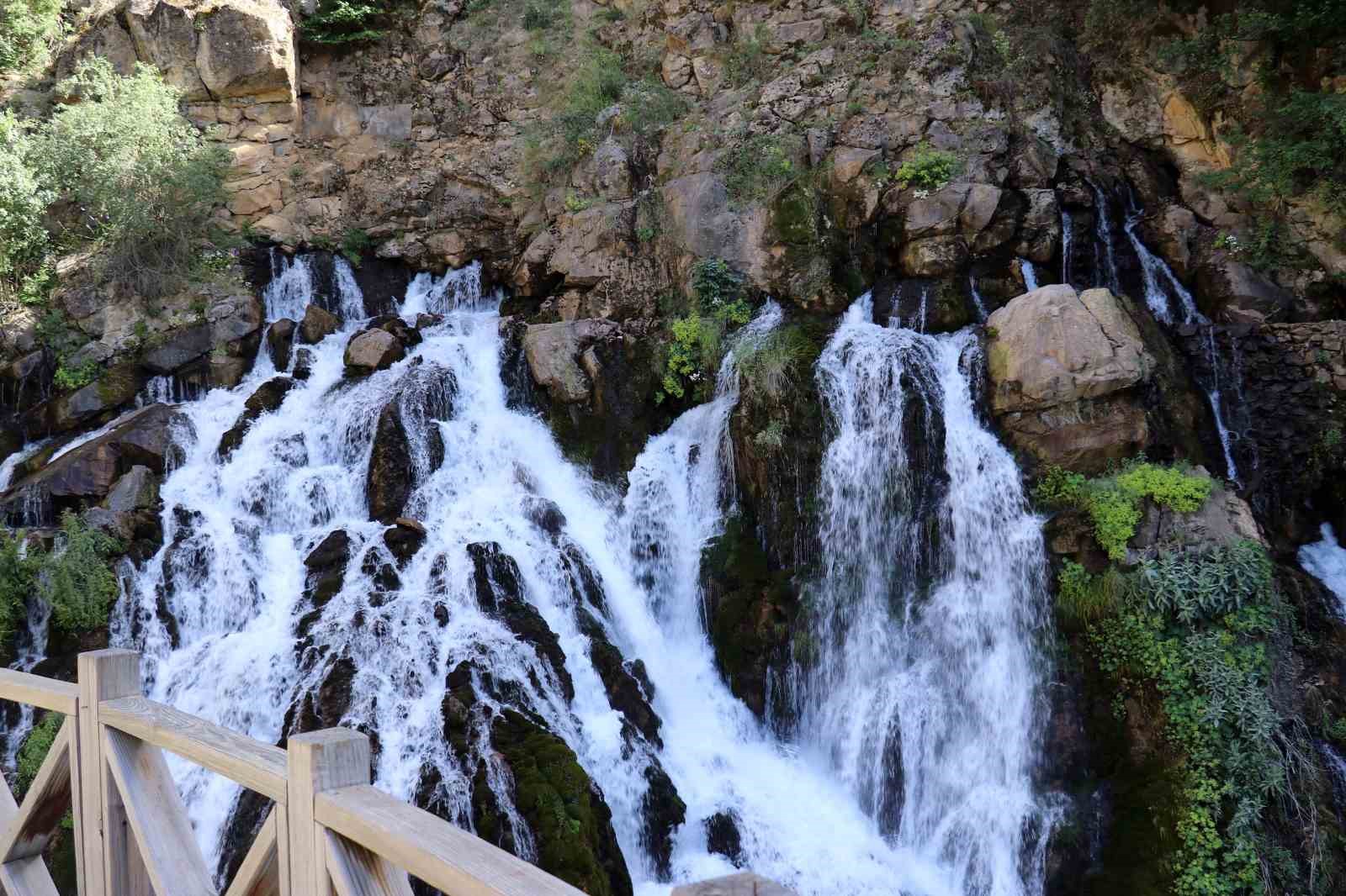 Mevsimleri değiştiren şelale: Tomara Şelalesi
