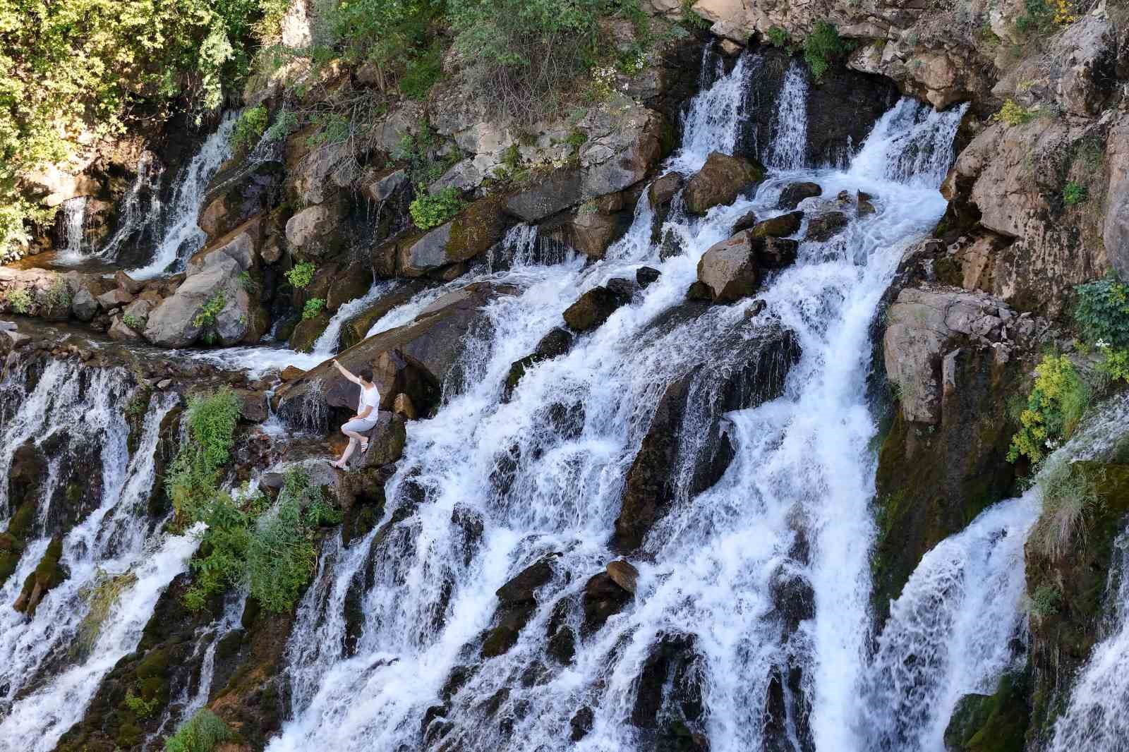 Mevsimleri değiştiren şelale: Tomara Şelalesi
