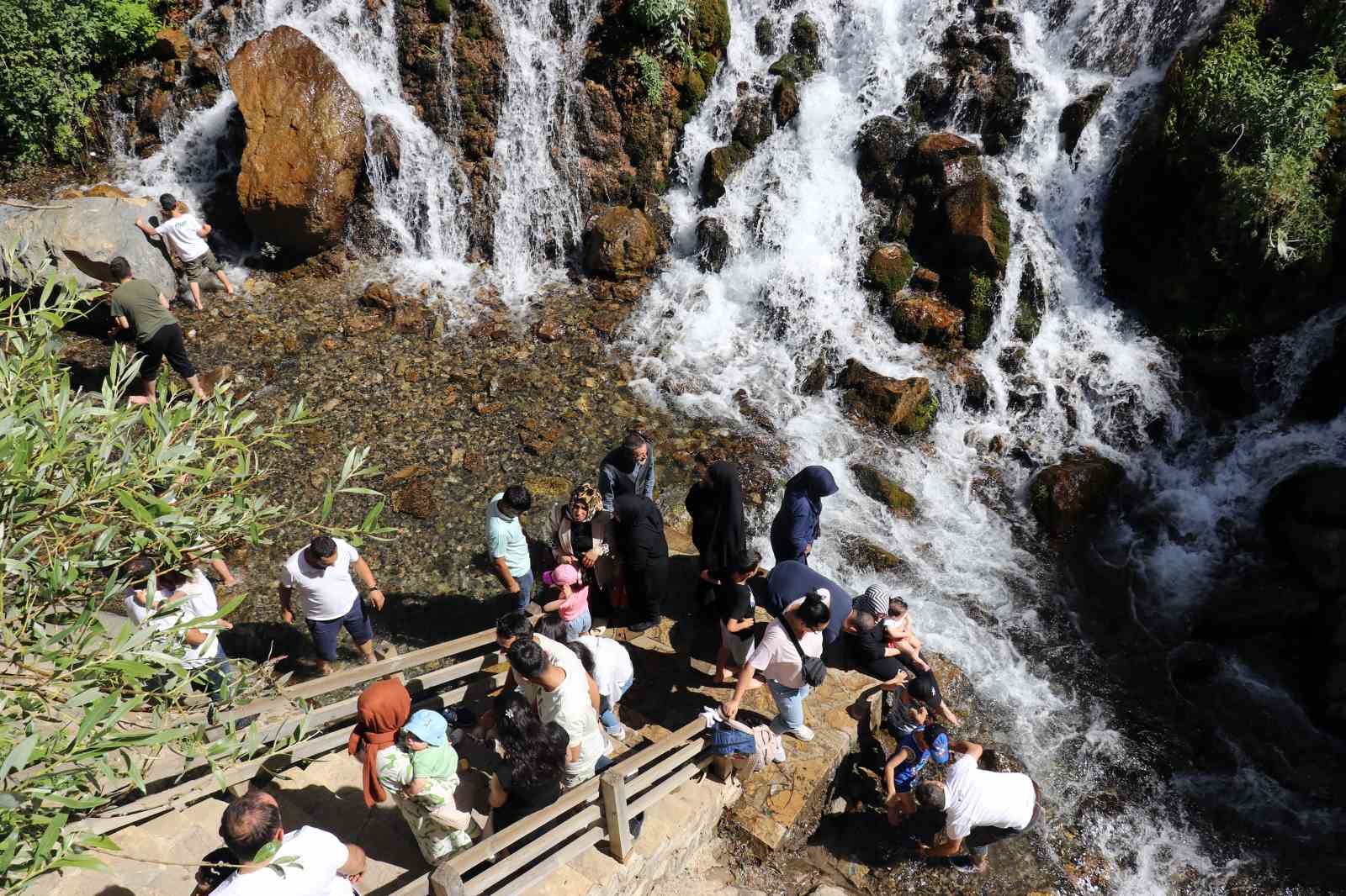 Mevsimleri değiştiren şelale: Tomara Şelalesi
