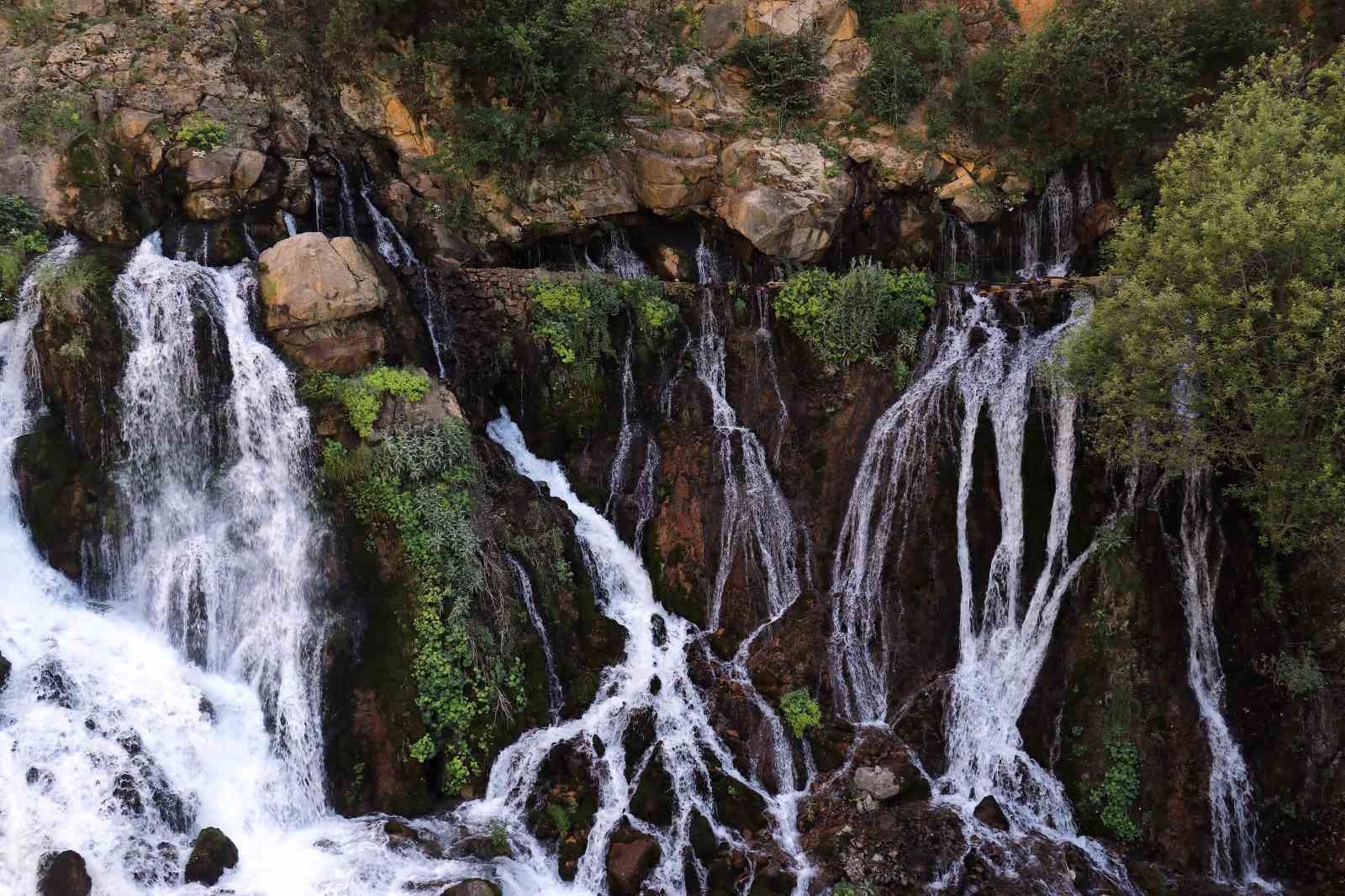 Mevsimleri değiştiren şelale: Tomara Şelalesi
