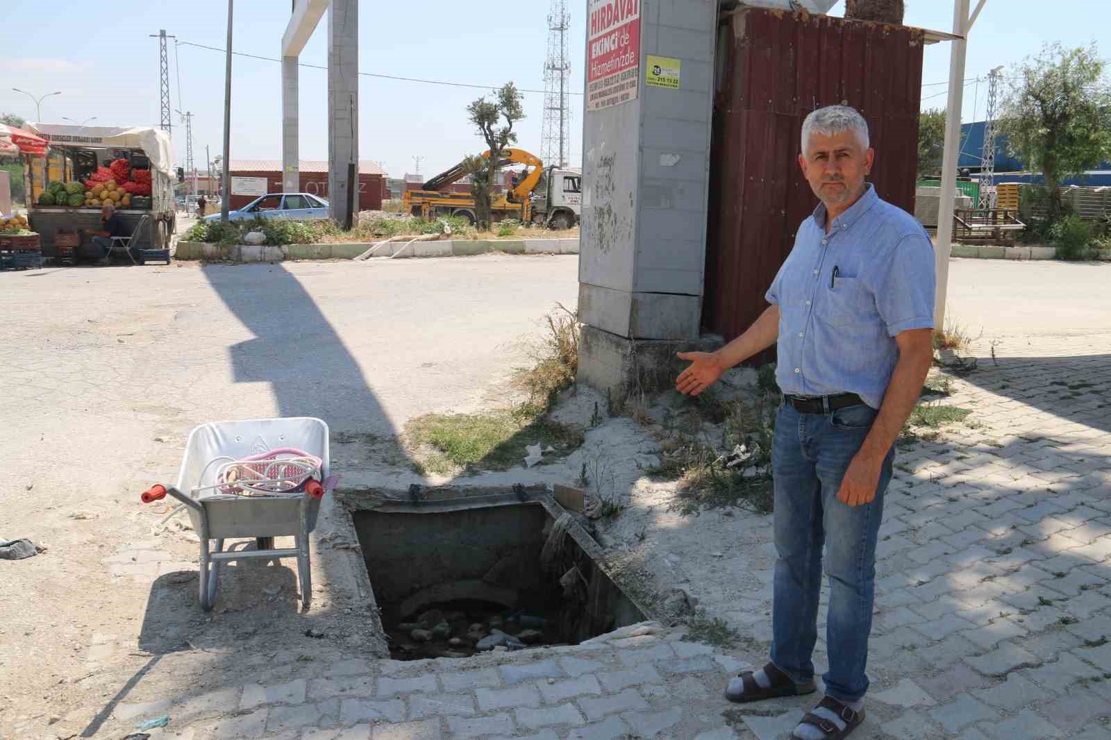 At arabalı hırsızlar mazgalı saniyeler içinde çaldı
