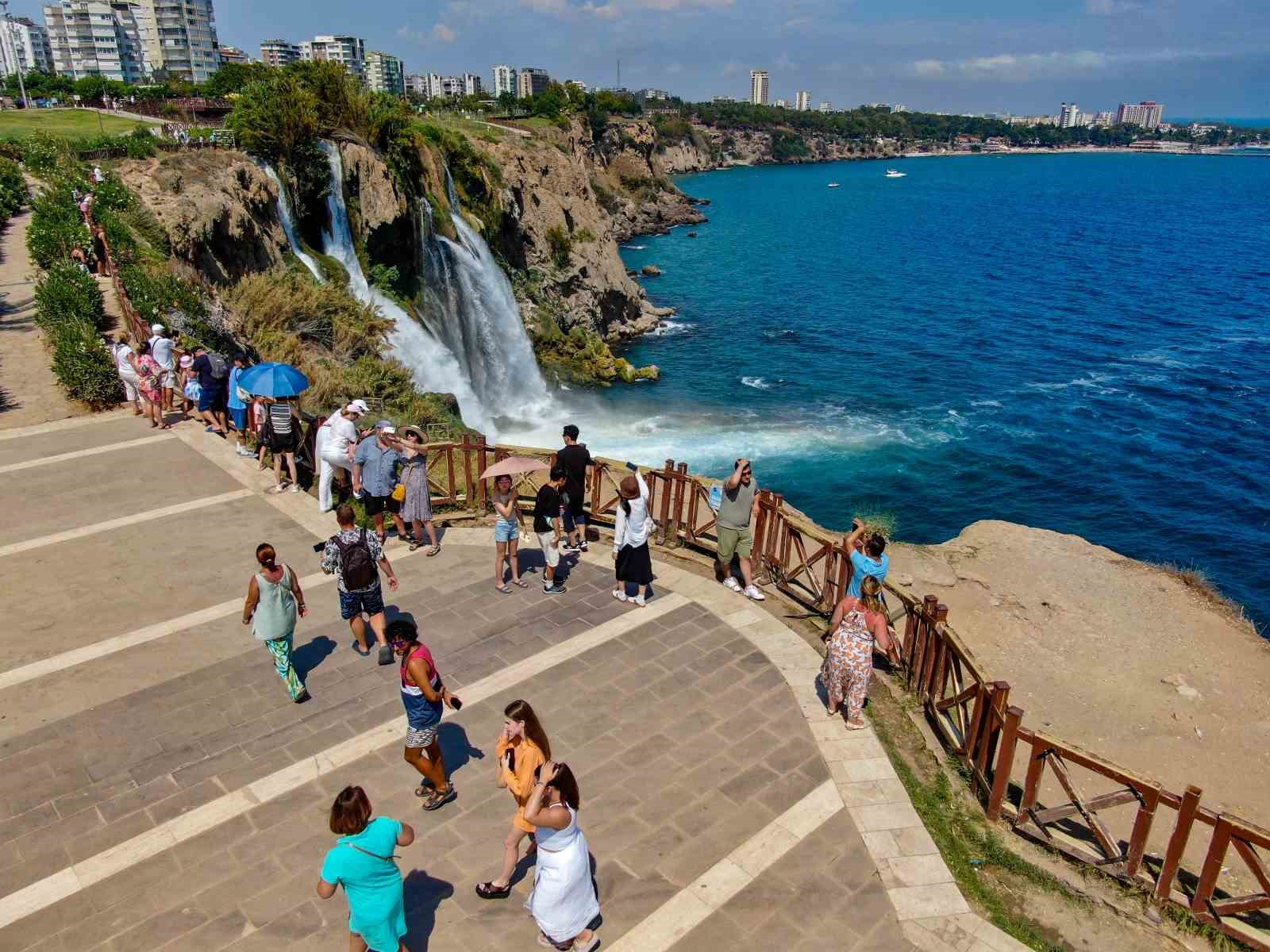 Antalya’da turistlerin ilk durağı Düden Şelalesi
