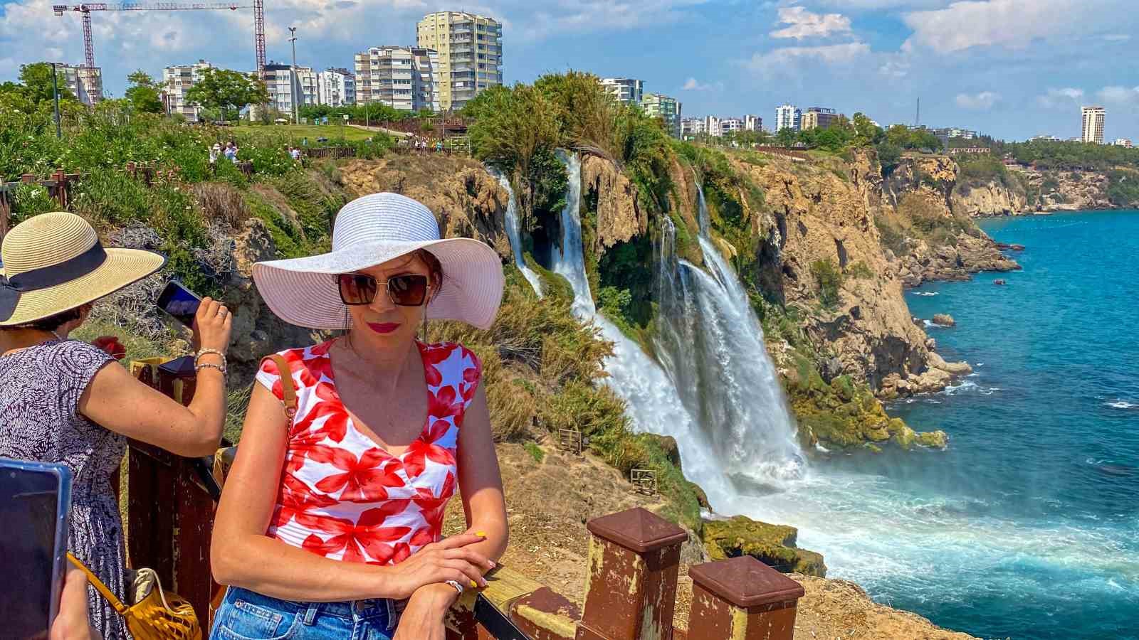 Antalya’da turistlerin ilk durağı Düden Şelalesi
