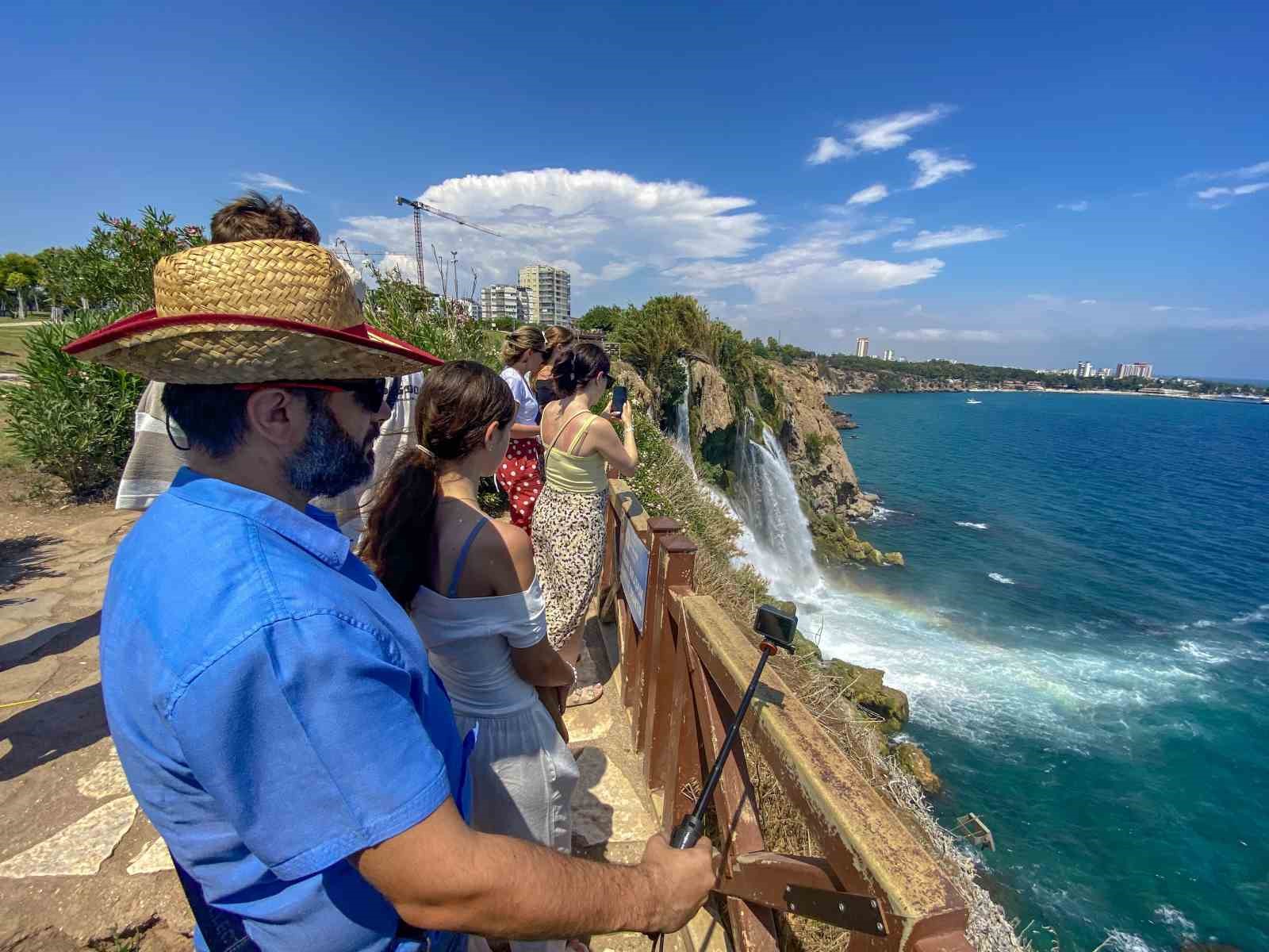 Antalya’da turistlerin ilk durağı Düden Şelalesi
