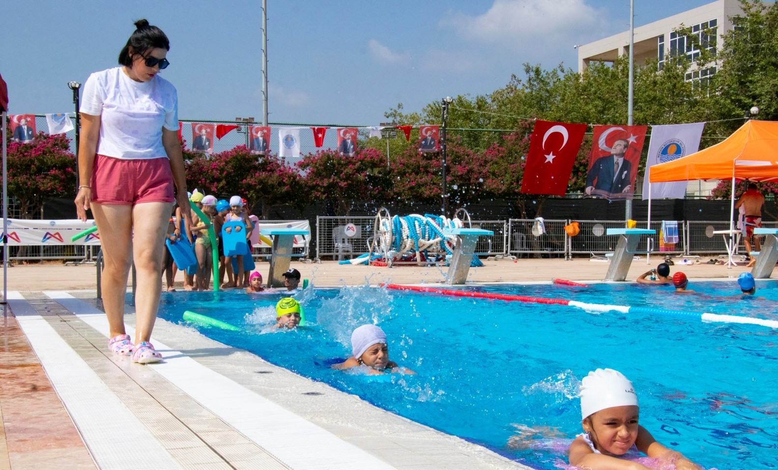 Mersin’de yüzme kursları sürüyor
