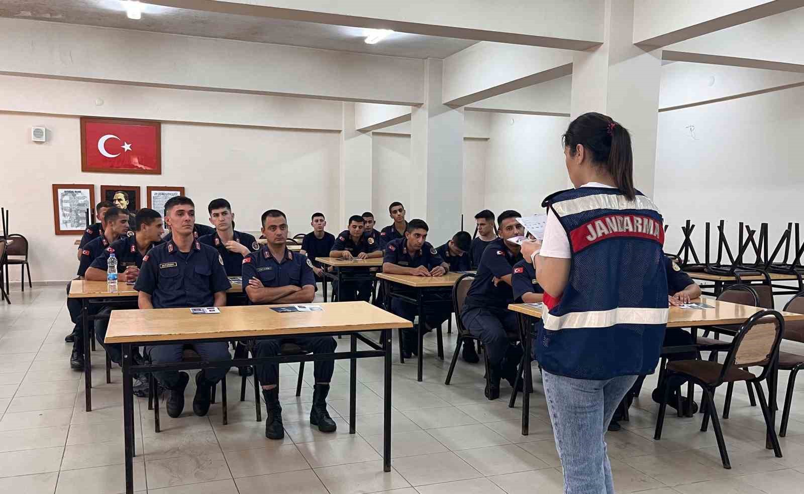 Jandarma personelleri ’kadına yönelik şiddetle mücadele’ konusunda bilgilendirildi
