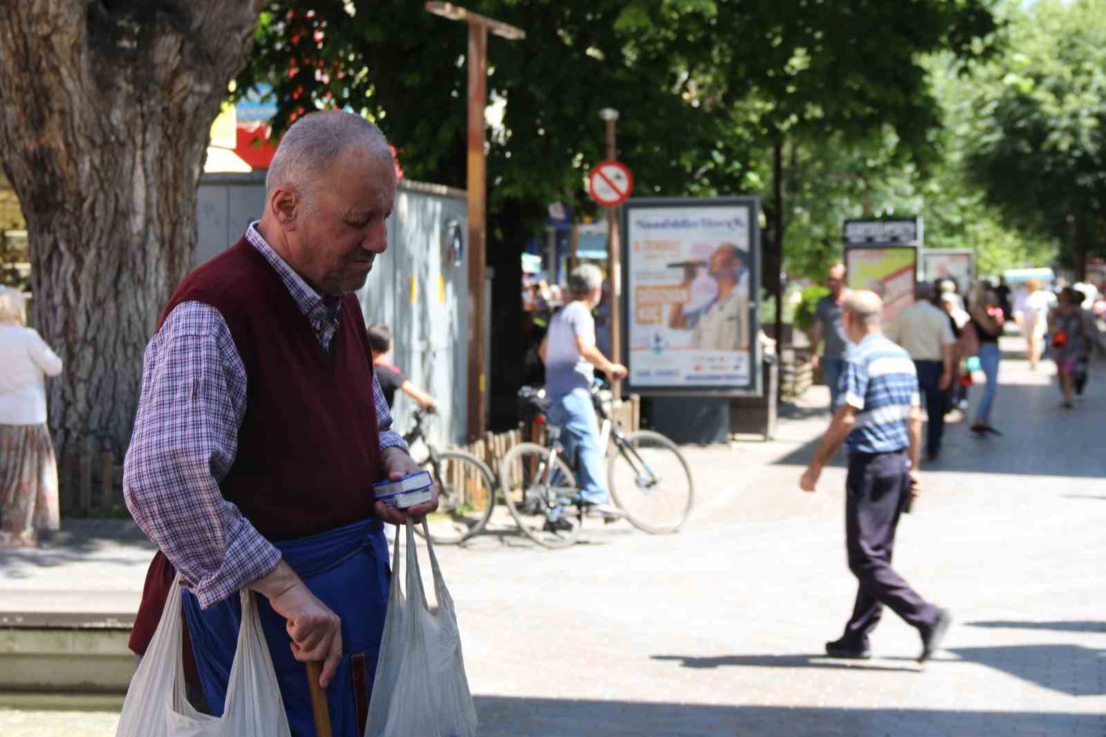 Doğuştan görme engelli işportacı 3 çocuğunu yetiştirip 2 ev aldı
