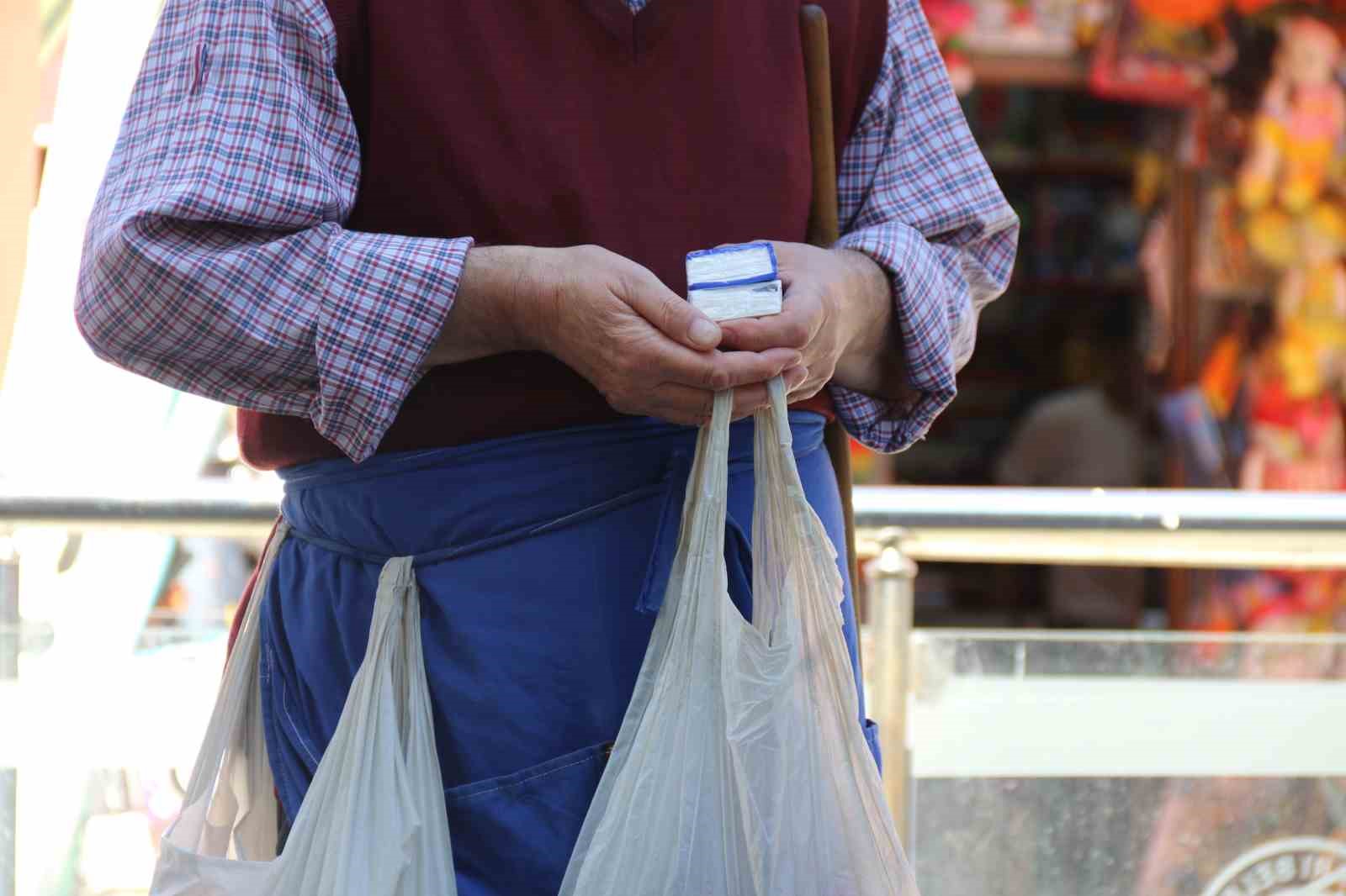 Doğuştan görme engelli işportacı 3 çocuğunu yetiştirip 2 ev aldı
