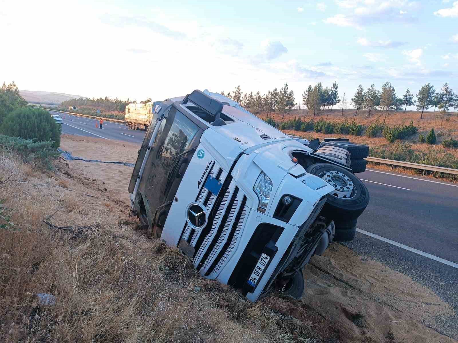 Kontrolden çıkan tır yan yattı: 1 ölü
